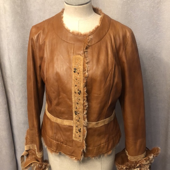 Gorgeous Cache 100% lamb leather jacket. The inside is polyester and lamb fur. - Picture 7 of 9